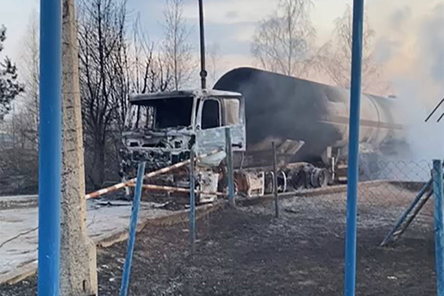 Пожар в скопине. Пожар в Скопине сегодня. Пожарные тушат пожар.